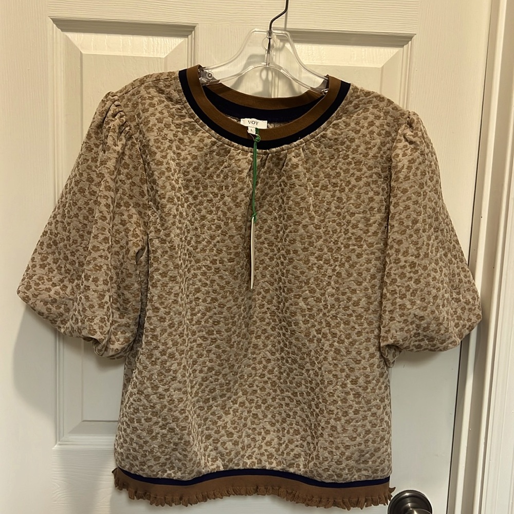 Cute Leopard print top, puff sleeve, banded bottom. Size L, new with tag!